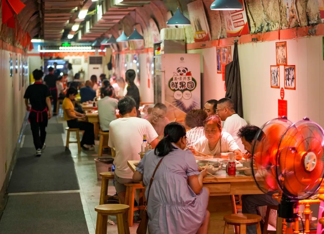 澳门人威尼斯官网网红城市纷纷入局 “夜市经济”到底有多火？(图2)