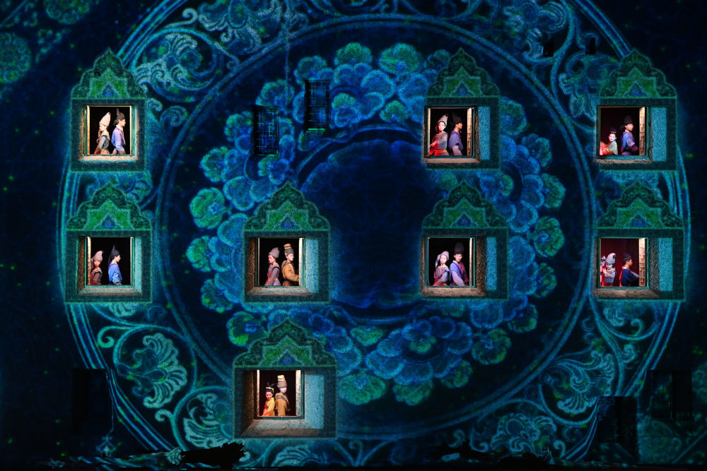 8月8日,演员在《敦煌盛典》中表演。新华社记者 范培珅 摄