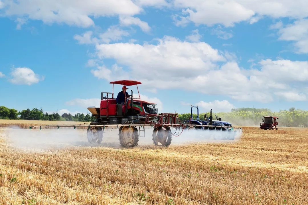 联合社机械喷洒农药