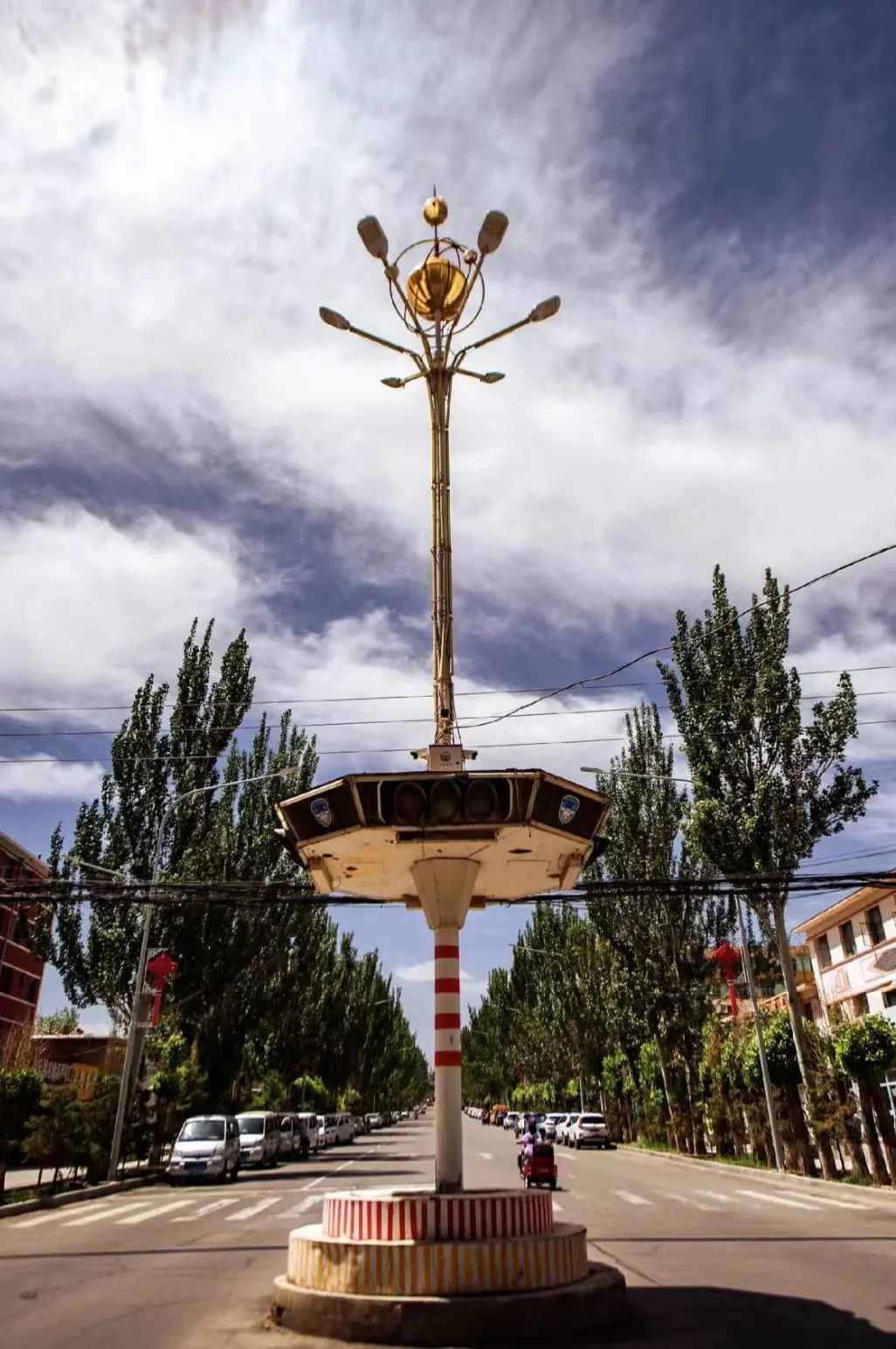 玉门老城区中央的老式红绿灯 图源：余生浅末