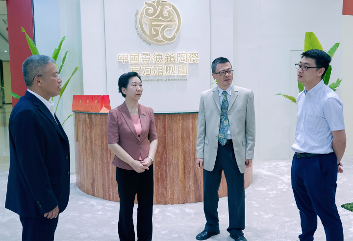 胡雪梅在景德镇陶瓷官方旗舰店实地考察