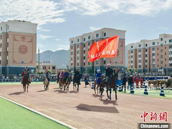 图为肃北乌兰牧骑方阵 刘潇 摄