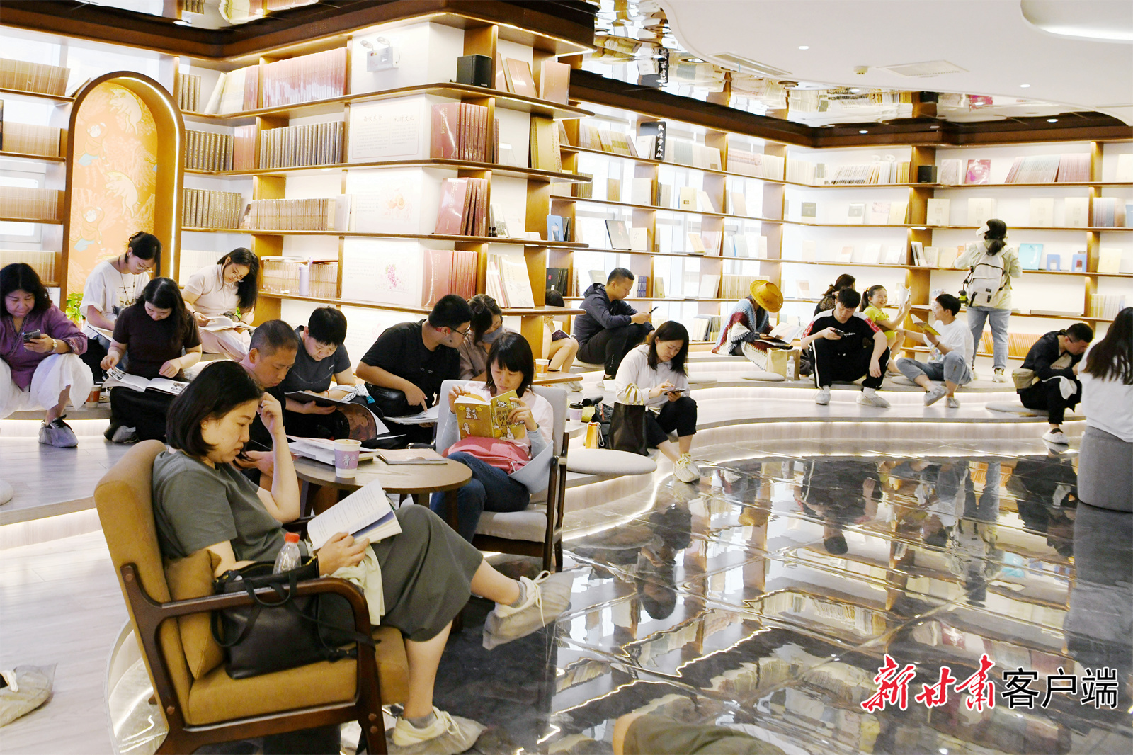 敦煌书局坐满了前来打卡阅读的游客.JPG