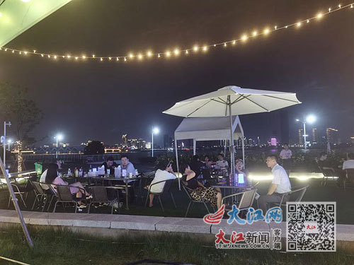 江滩1号音乐集市上食客们聚餐闲聊