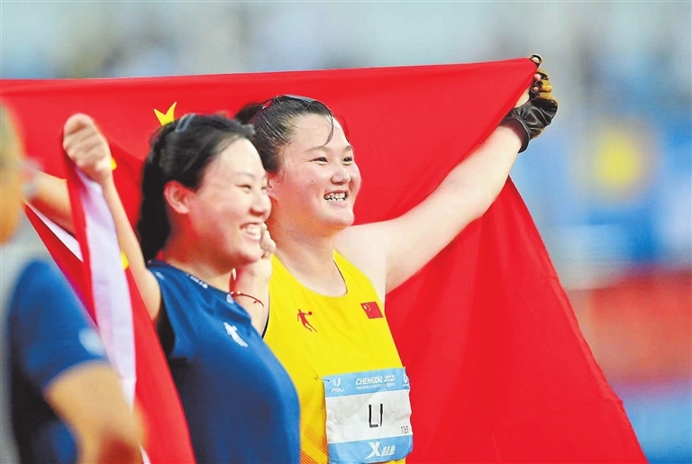 赛后，李江燕（右）、徐鑫颖身披国旗庆贺。特派全媒体首席记者 杨继红摄