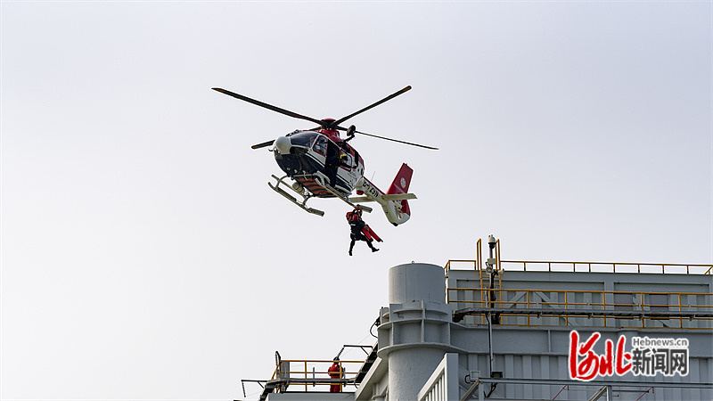 图为演练中向直升飞机上转移人员并准备送往救助站。 通讯员季春天摄