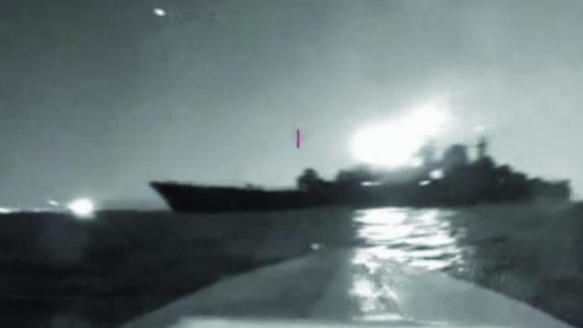 乌克兰无人艇袭击俄油轮画面曝光