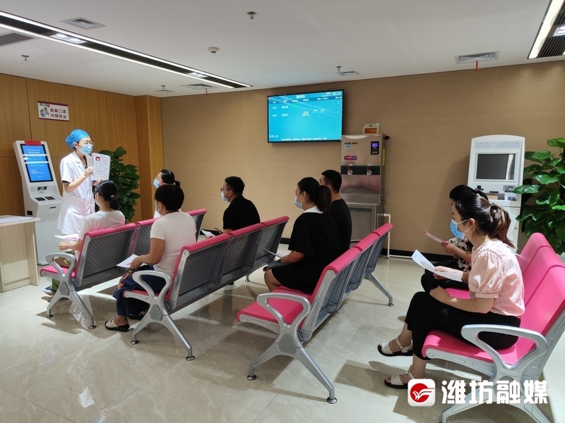 市妇幼保健院医生在给来诊人员宣教。