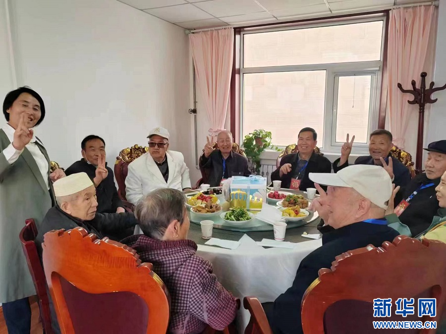 老人们在柳湖综合养老服务中心过集体生日(左二为毕福元) 受访者供图