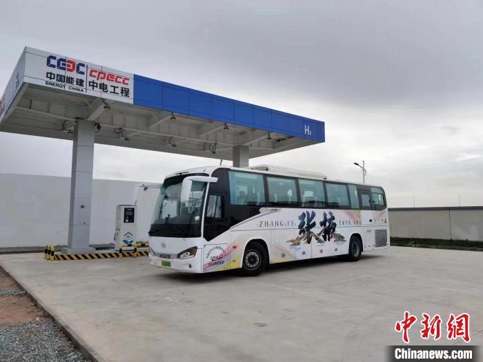 8月10日，甘肃张掖市光储氢热综合应用示范项目综合加注站。中能绿电(张掖)公司供图