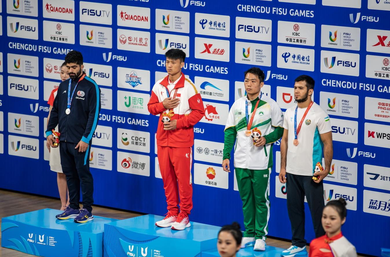 柳文龙站在最高颁奖台上