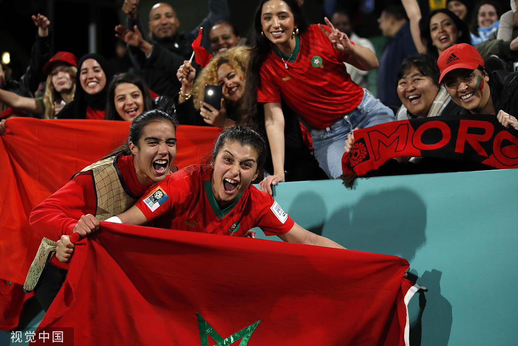摩洛哥女足球员赛后和球迷合影。
