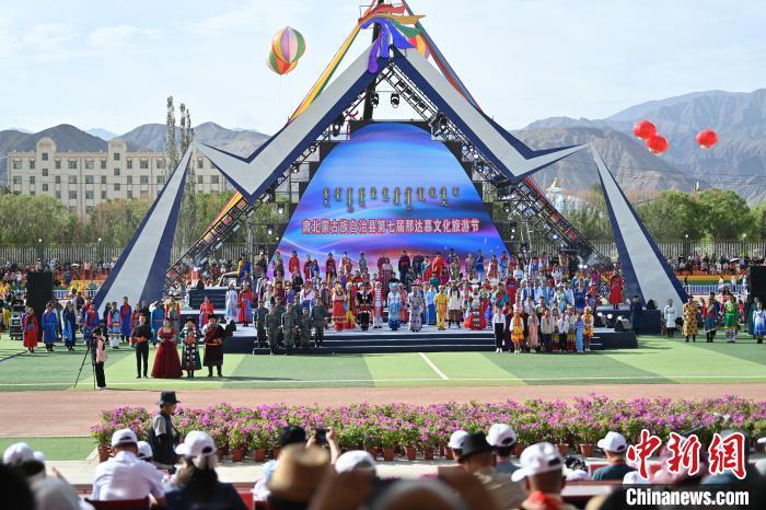 8月8日，甘肃省酒泉市肃北蒙古族自治县第七届那达慕文化旅游节在该县县庆广场开幕。中新社记者 李亚龙 摄