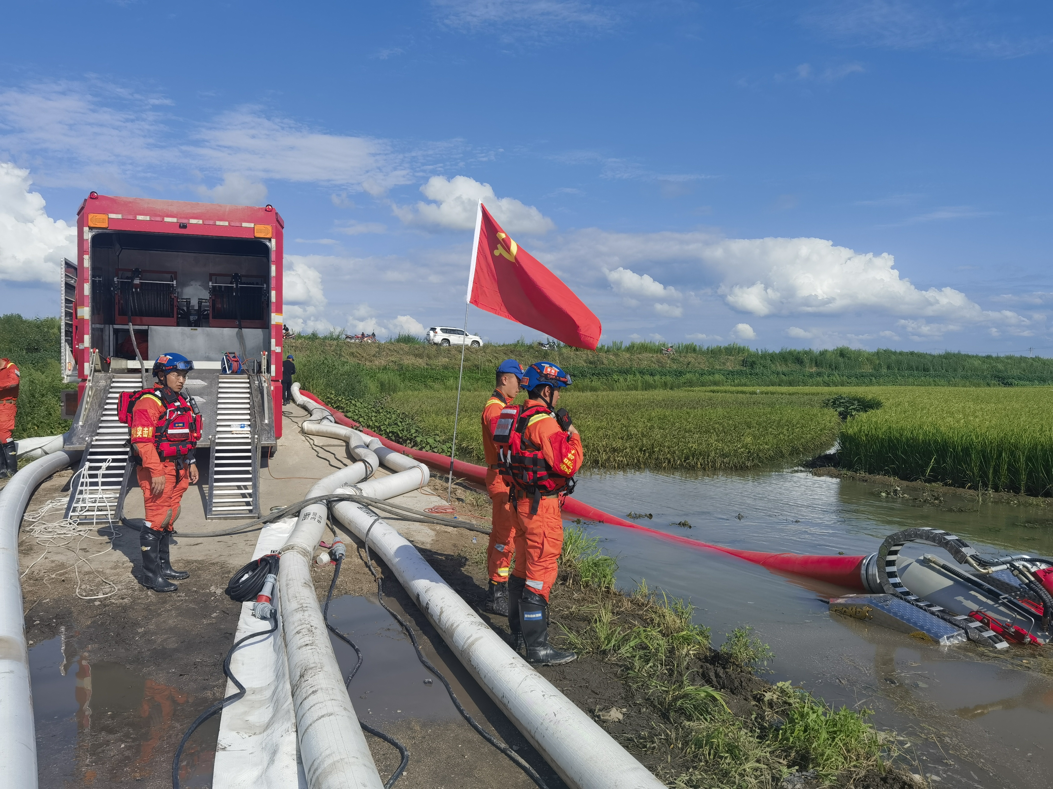 吉林森林消防总队在榆树市泗河镇为农田排涝
