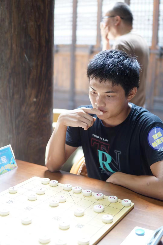 棋手们正在专注比赛
