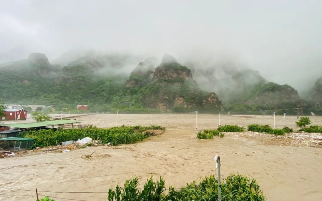 7月31日，奔腾的拒马河。受访者供图