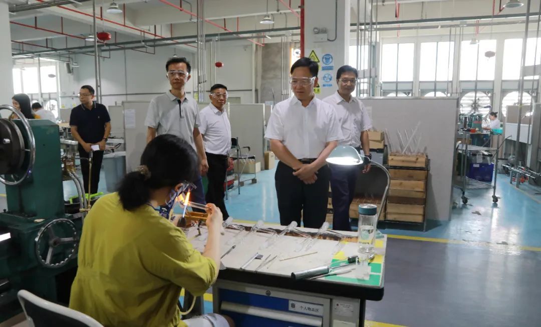 8月8日,重庆欣维尔玻璃有限公司,钱建超察看企业生产运营。