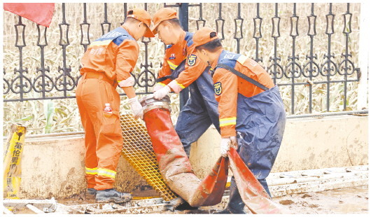 8月7日，山东消防济南增援分队在涿州市水岸花城小区执行排涝任务。（记者 王红军 杨帆 通讯员 杨钦睿 报道）