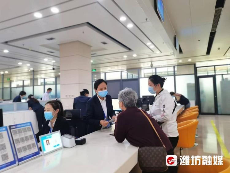 市社保中心工作人员正耐心地为市民答疑解惑。当天，在潍坊市行政审批大