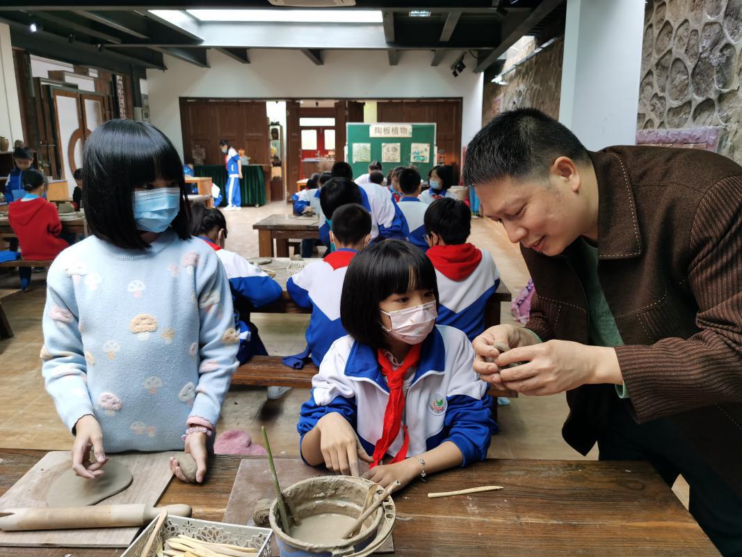 陶艺大师为小学生讲授陶艺课程