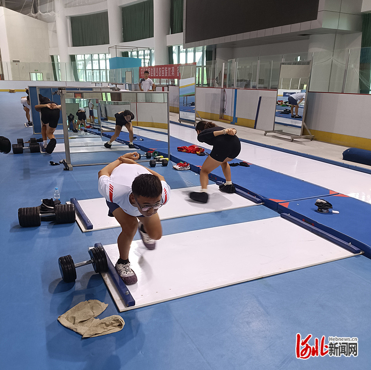 近日，河北速度滑冰队A组在新疆冬季运动管理中心速度滑冰馆进行陆地滑板模拟训练。河北日报通讯员田国俊摄