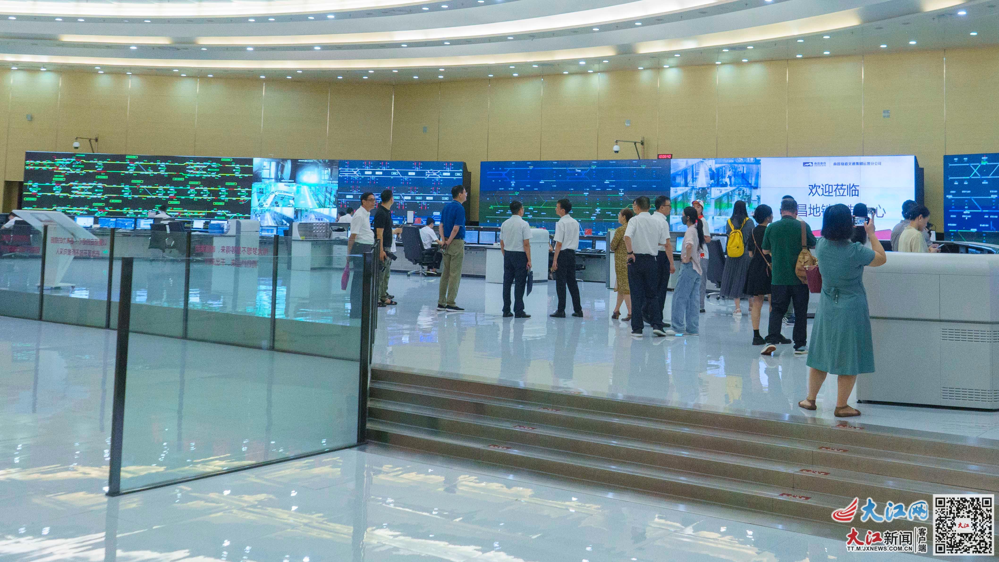 市民参观南昌地铁控制中心