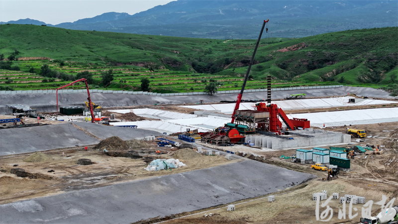 8月9日，张家口市宣化区站家庄村西的洋河水库生态修复工程施工现场。