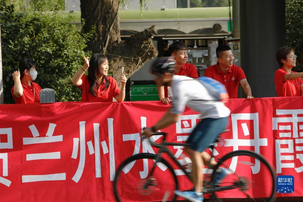 8月5日，觀眾為騎行愛好者加油吶喊。新華社記者 方欣 攝