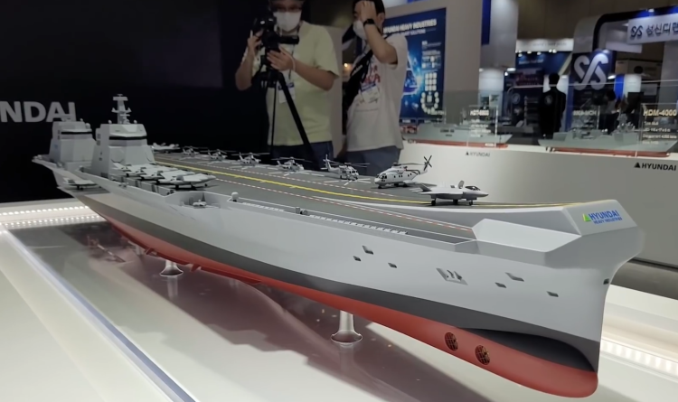 资料图：韩国现代重工集团展示的双舰岛航母模型