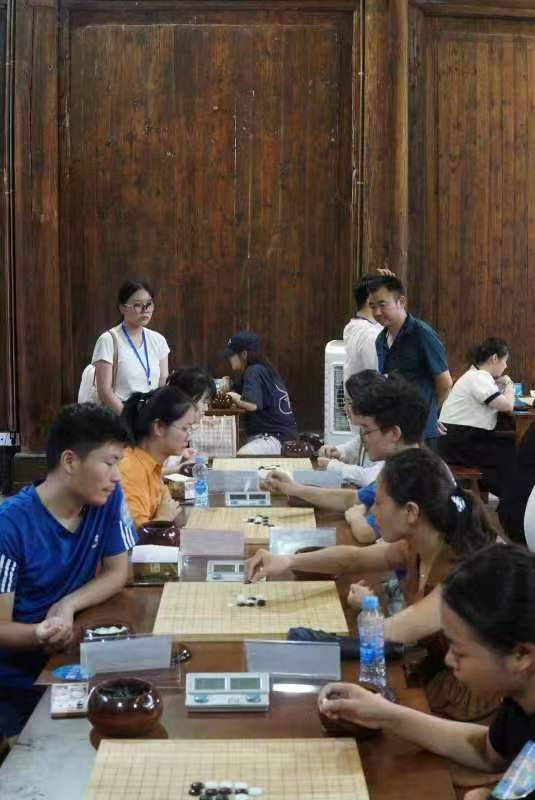 棋手们正在专注比赛