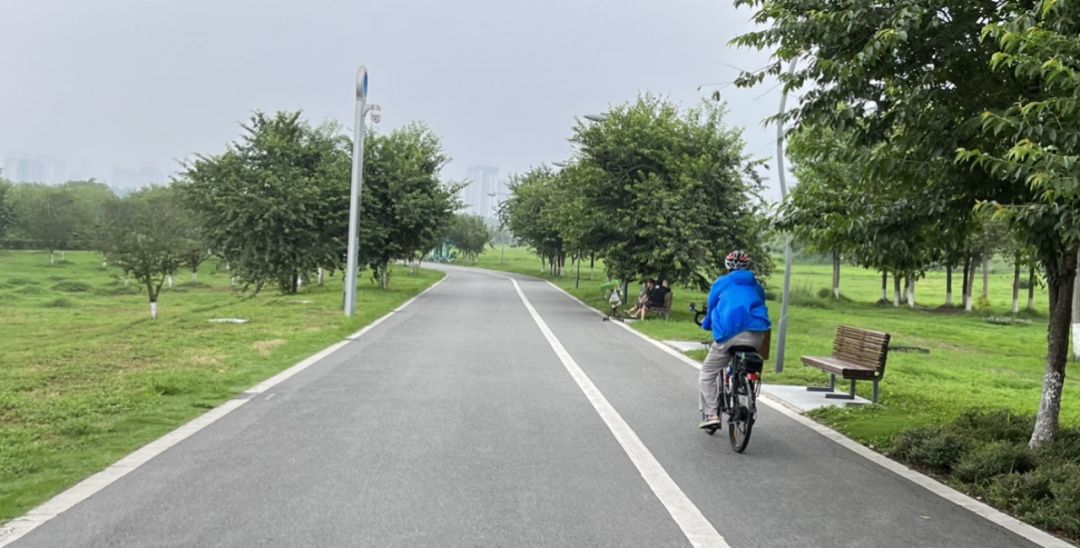 △在青龙湖湿地公园骑行、露营的人们，小雨天也丝毫不影响他们的兴致。/阿祯 摄