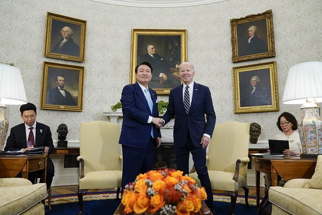当地时间4月26日，美国总统拜登在白宫椭圆形办公室与韩国总统尹锡悦握手