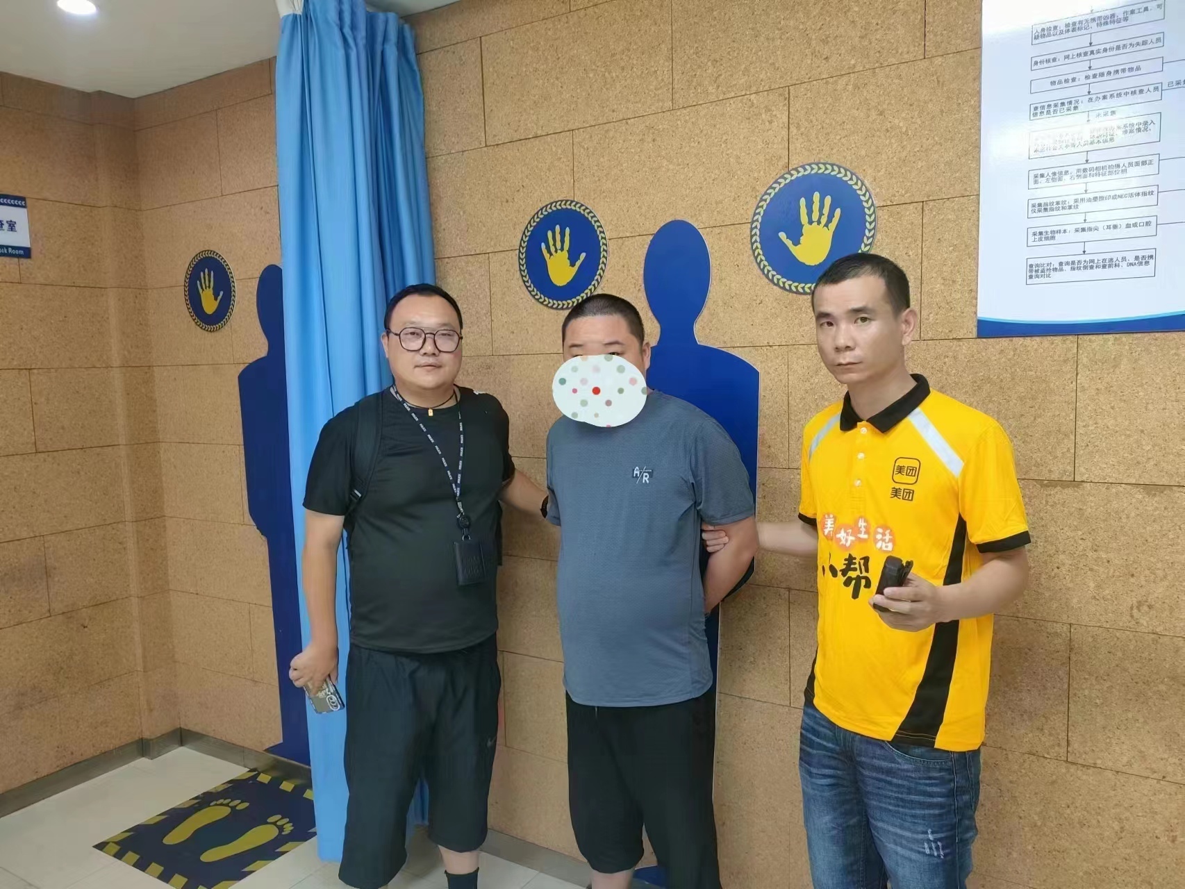 民警扮成外卖员成功抓获犯罪嫌疑人游某。通讯员谢威　摄