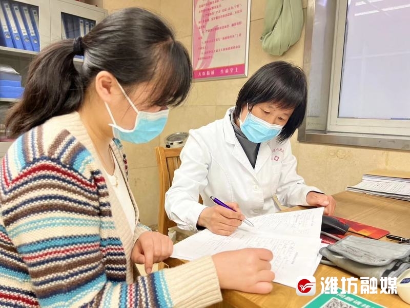 在高新区人民医院，医生向市民介绍免费SMA筛查事项。（资料图）