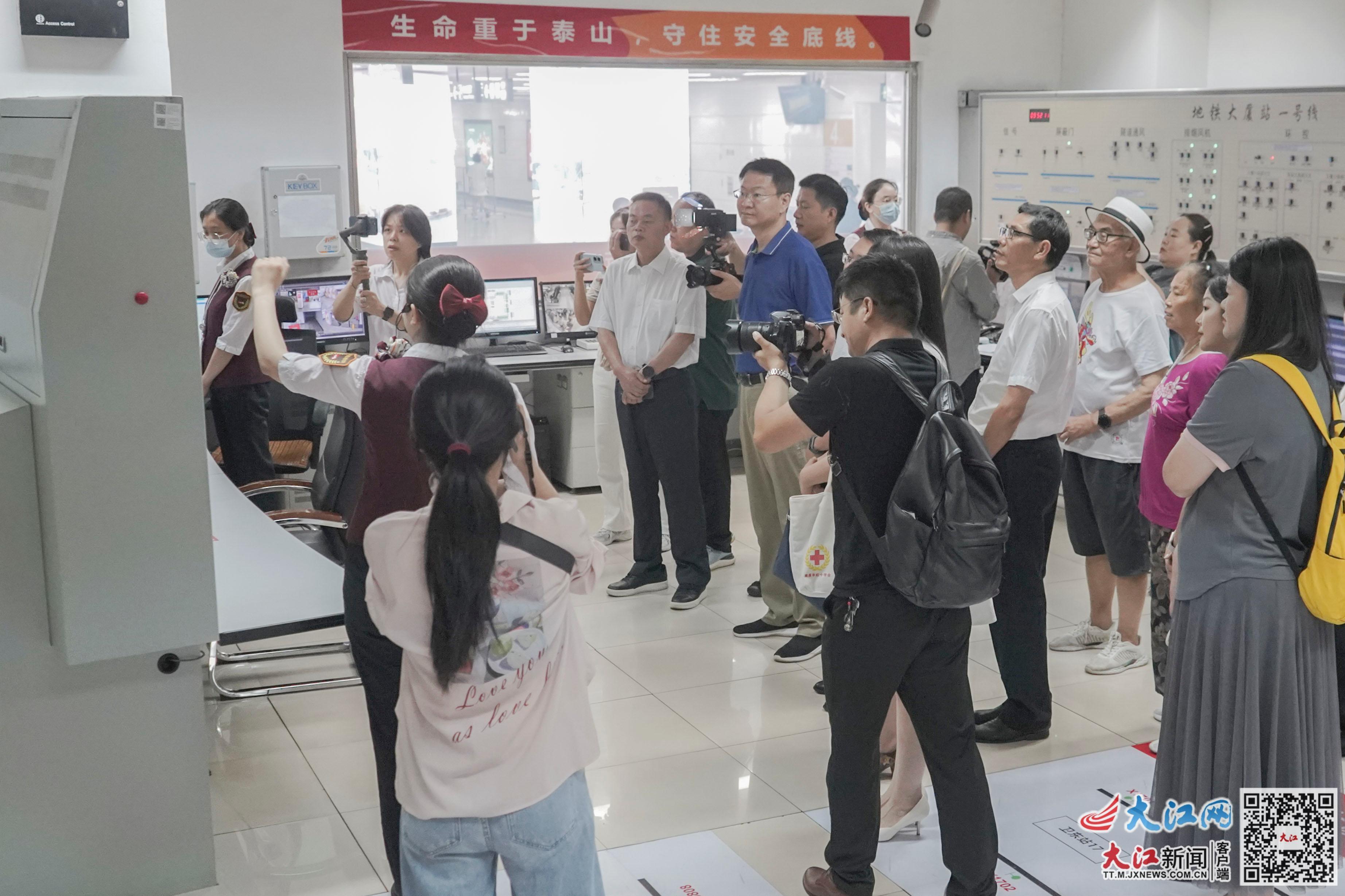 市民在南昌地铁参观