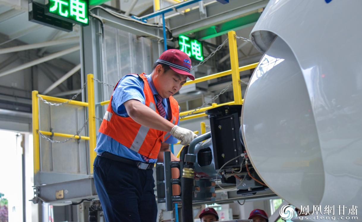 兰州西动车所随车机械师刘云博正在检修动车 马斌 摄