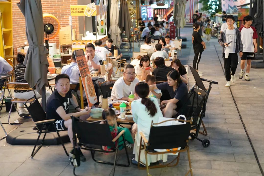 澳门人威尼斯官网网红城市纷纷入局 “夜市经济”到底有多火？(图3)