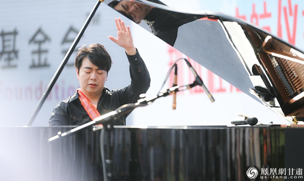 郎朗在兰州市七里河区西津路学校演奏钢琴曲 李德宇 摄