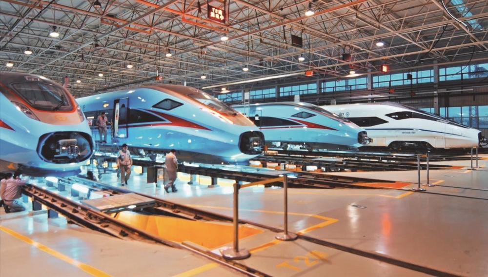 中车长客生产车间有条不紊开展生产。