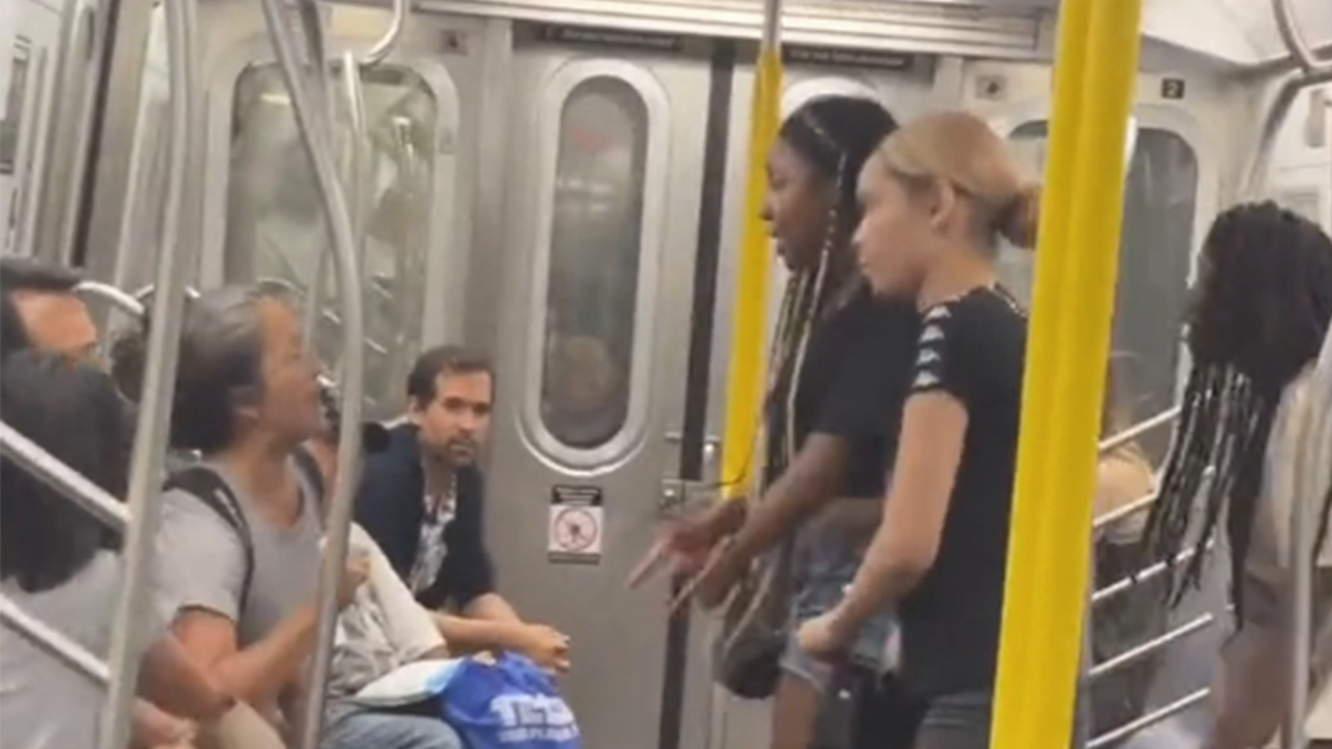 一亚裔家庭在纽约地铁遭3名非裔女子辱骂殴打，纽约警方：正在通缉打人者