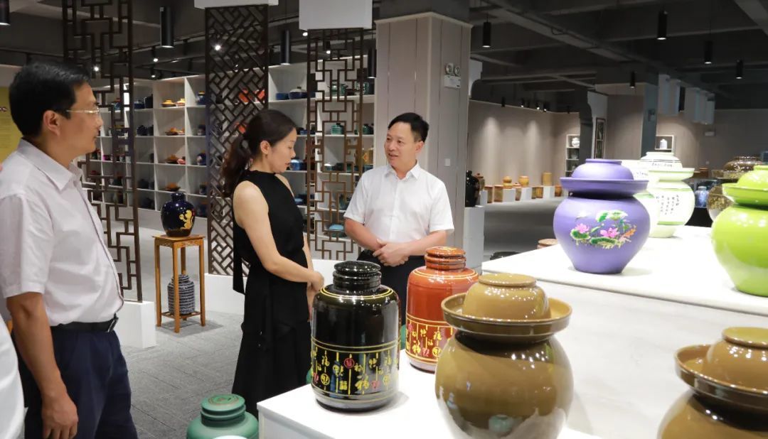 8月8日,重庆天戈陶瓷有限公司,钱建超了解企业技术创新和产品特性。