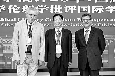 2023年7月，在武汉举行的一场学术会议上，聂珍钊（中）与俄罗斯学者伊格尔·沙伊塔诺夫（左）、英国学者加林·提哈诺夫合影。作者供图