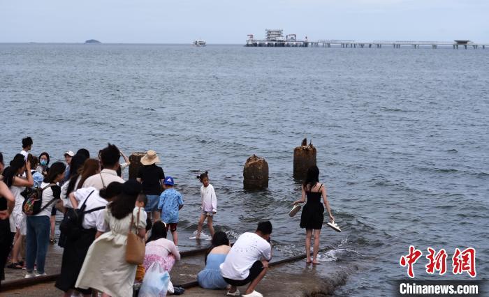图为游客排队打卡“入海铁轨”。曲正扬 摄