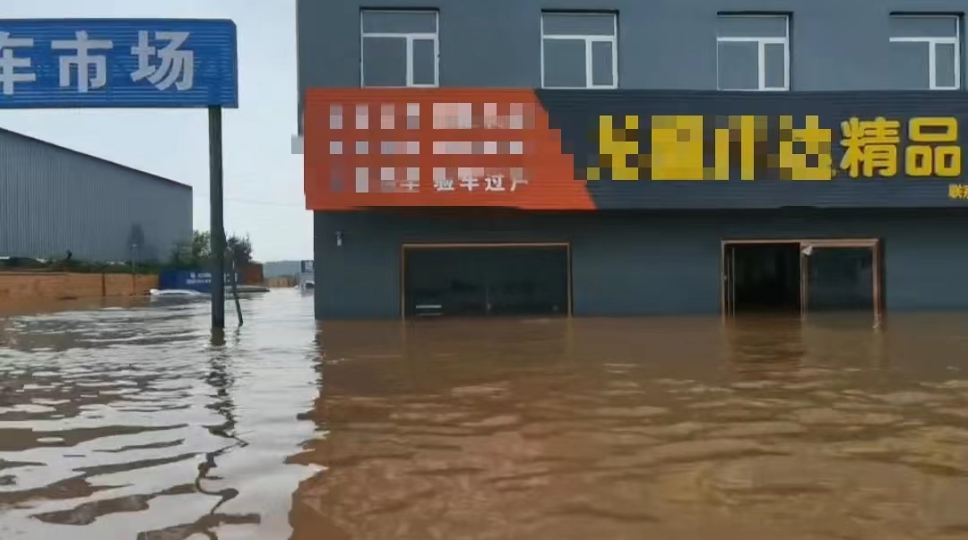 洪水袭来时，二手车市场上大水漫灌