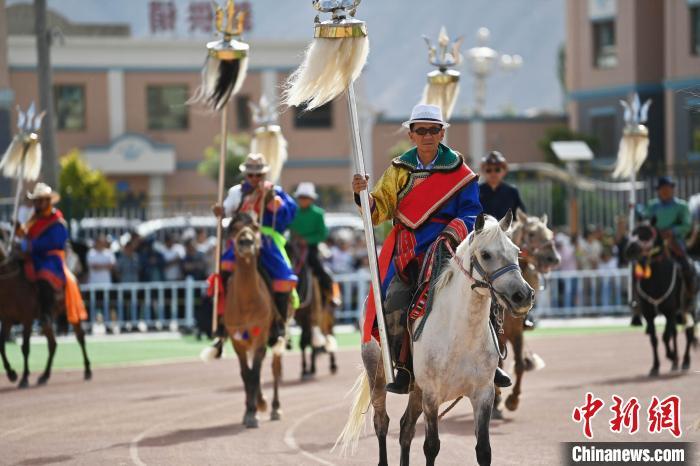 图为“民族团结&middot;同心筑梦”方阵中的白马骑手 中新社记者 李亚龙 摄