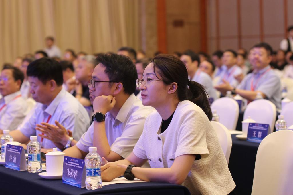 与会人员认真听取报告