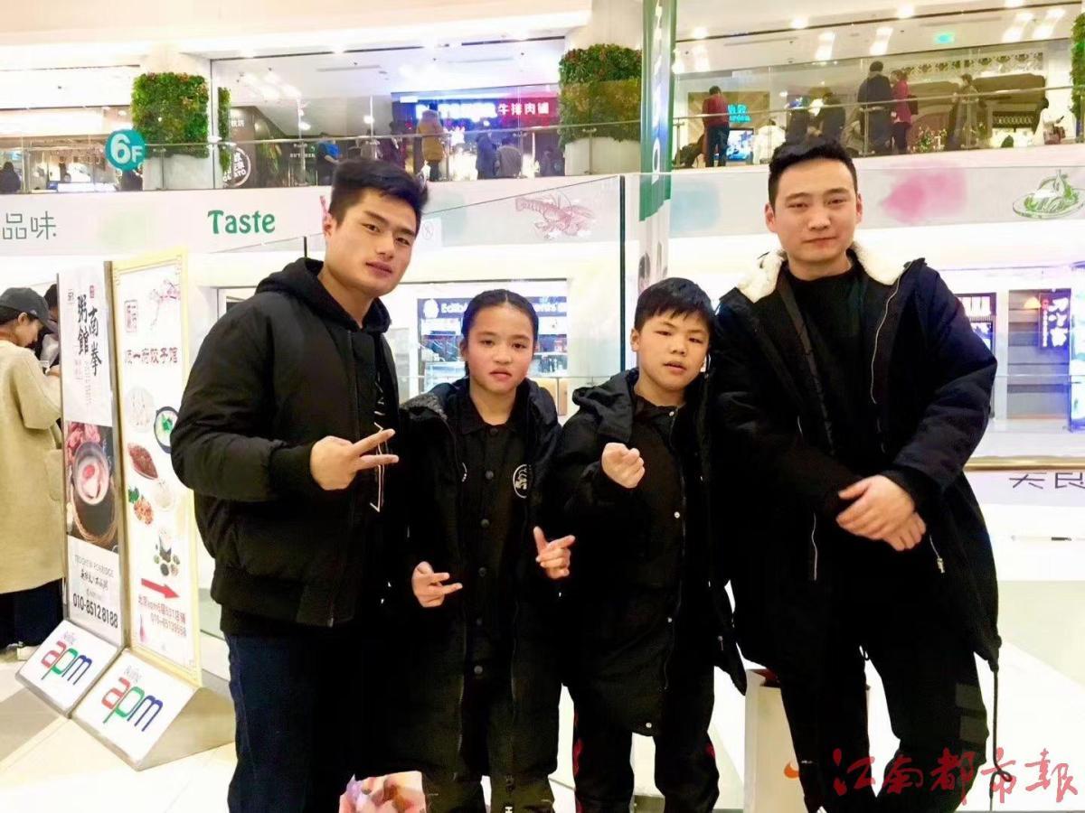 王瑞苗(右2)和刘清漪(左2)从小一起打比赛。