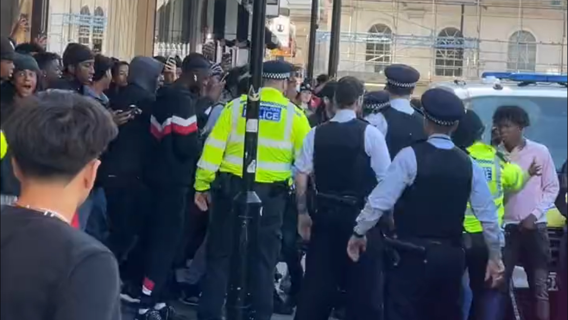 英国伦敦大批年轻人受网络煽动,抢劫牛津街的商店,警方发布驱散令进行抓捕_凤凰网视频_凤凰网