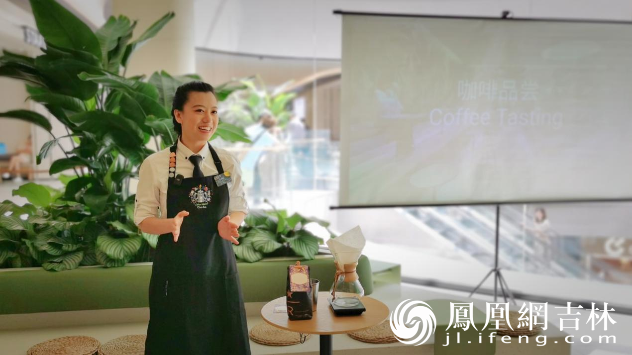 咖啡师分享咖啡的故事，吸引着来来往往的行人步入其中探索咖啡的世界。凤凰网吉林 李欣颐/摄