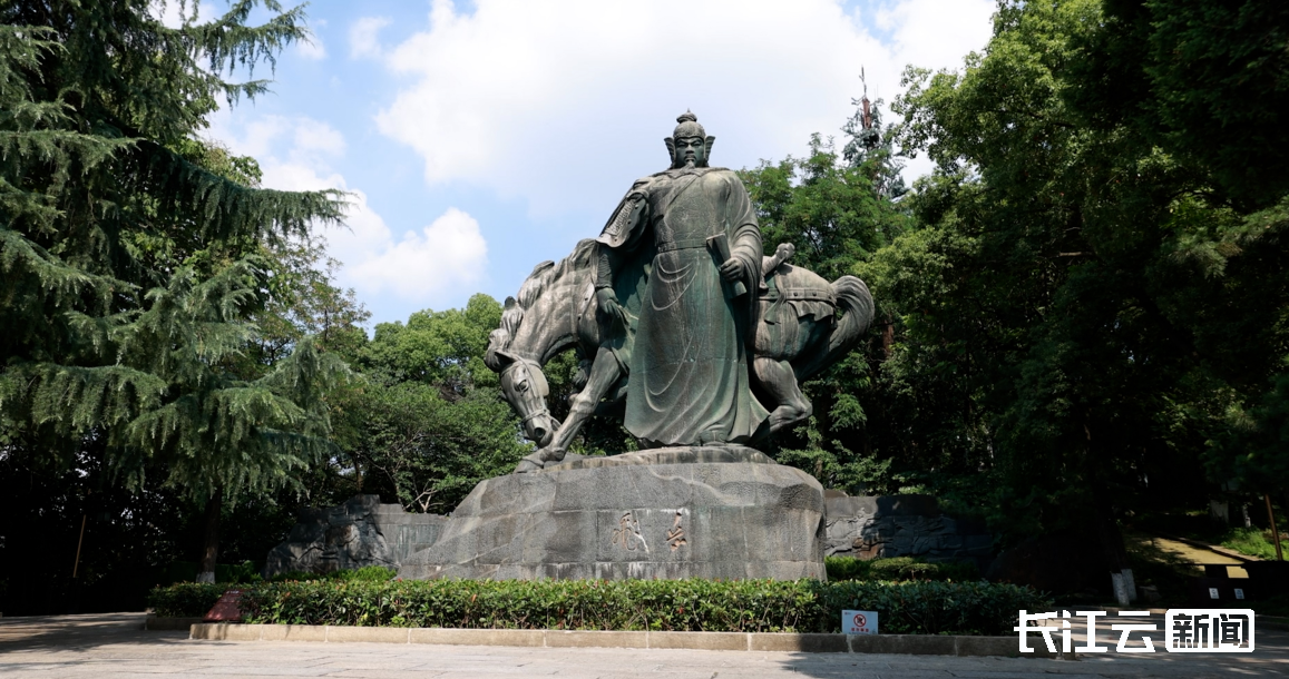 黄鹤楼公园的岳飞铜像 王熠卓 摄